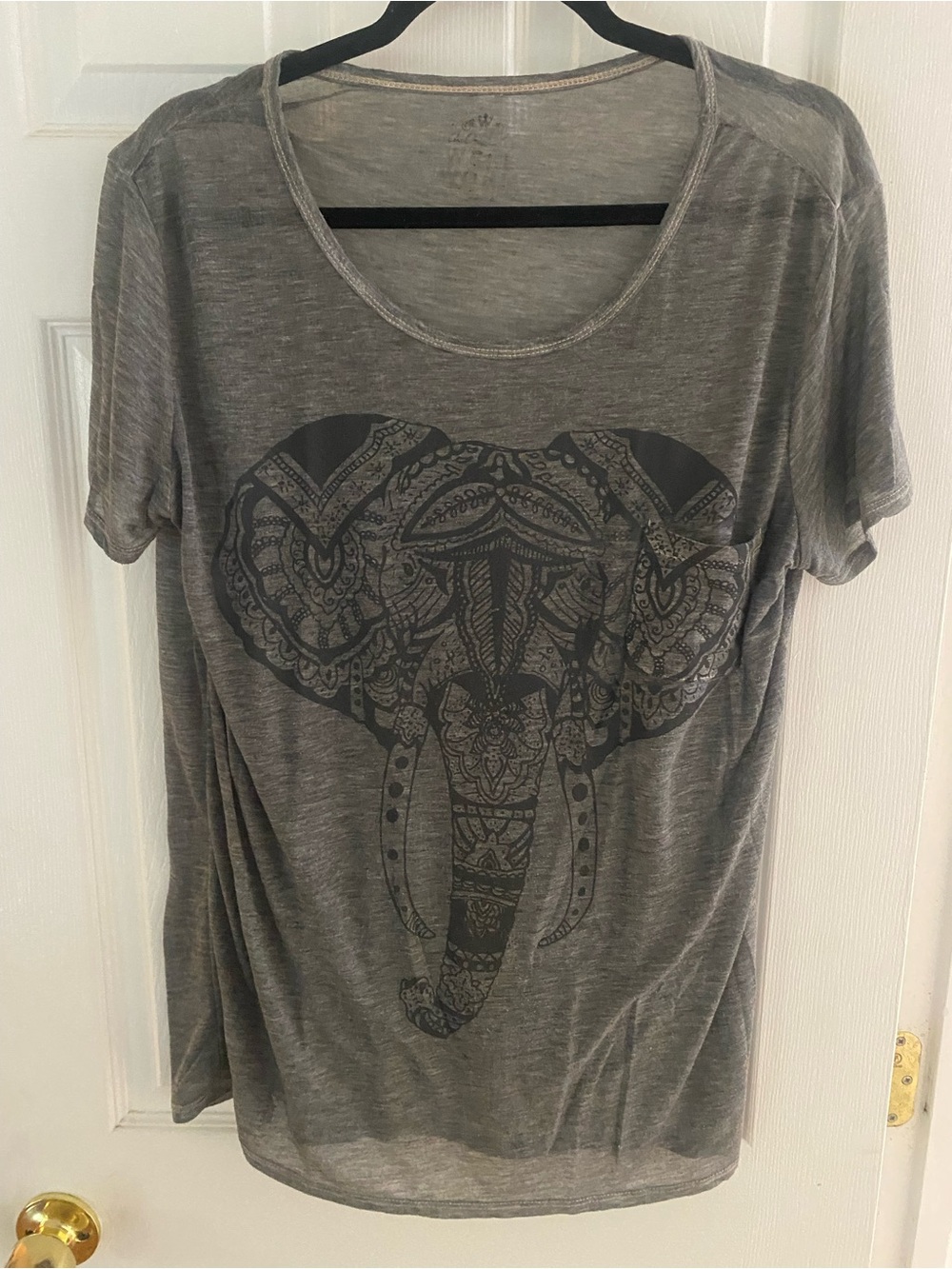 🤍 Gray Elephant Graphic Woman’s Large T-Shirt 🤍